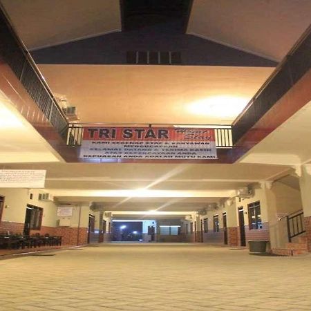 Tri Star Homestay Мадиун Экстерьер фото