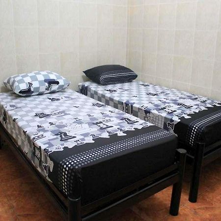 Tri Star Homestay Мадиун Экстерьер фото